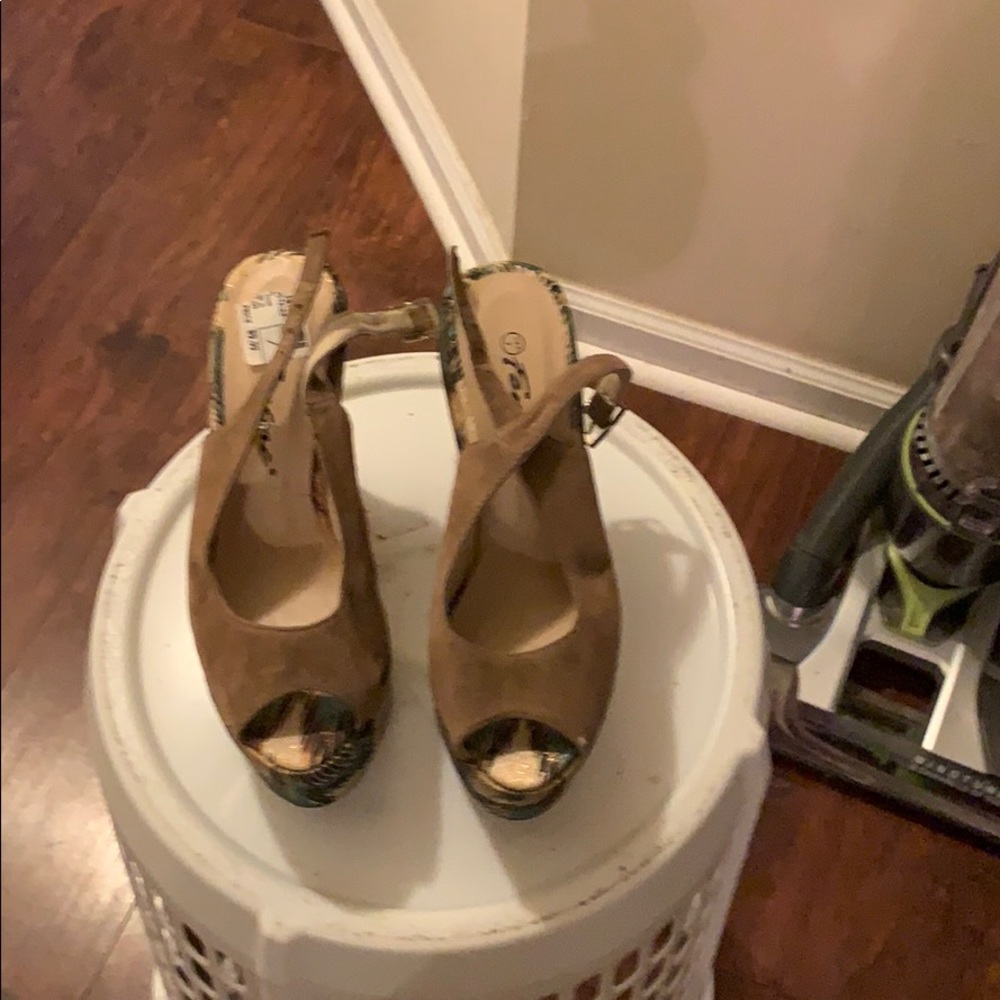 Sandals with heels